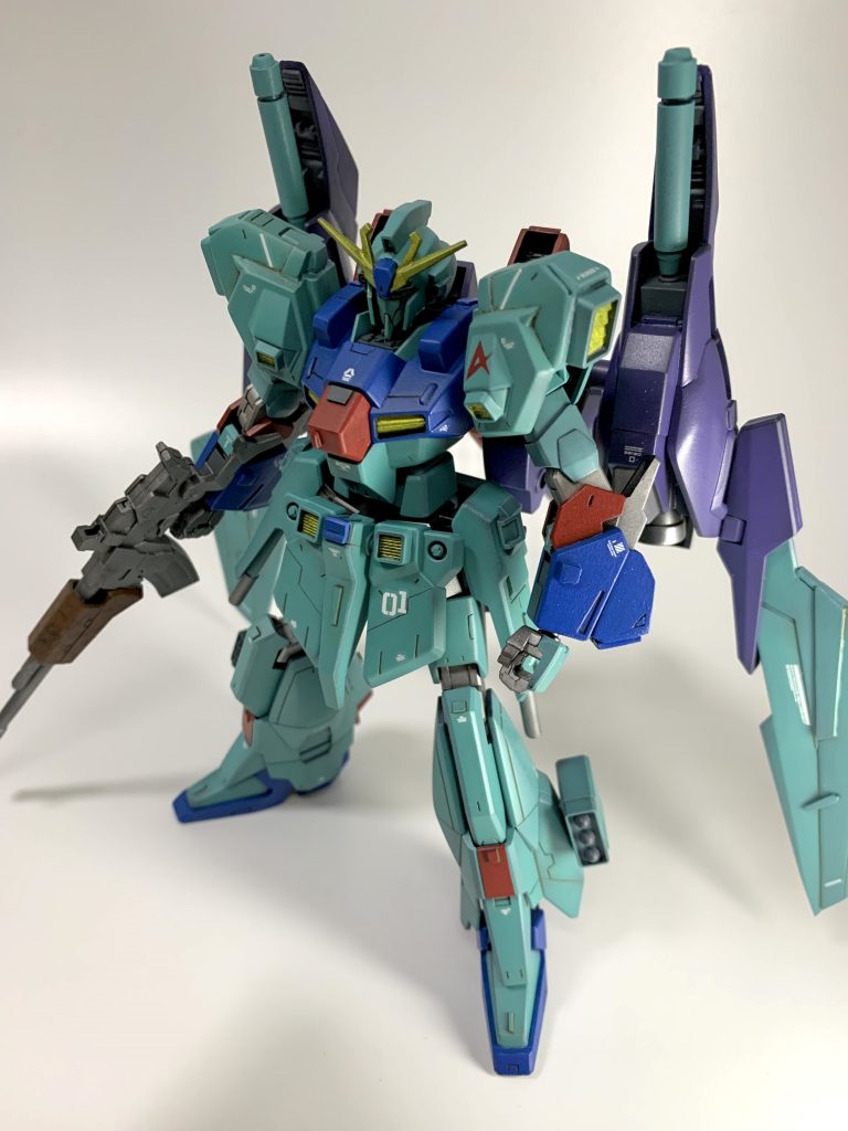 上半身が基本スクランブルガンダム、下半身がライトニングガンダムです。GBSコンに出そうと思い制作したので、なるべくビルド系だけで形にすることが目標でした。