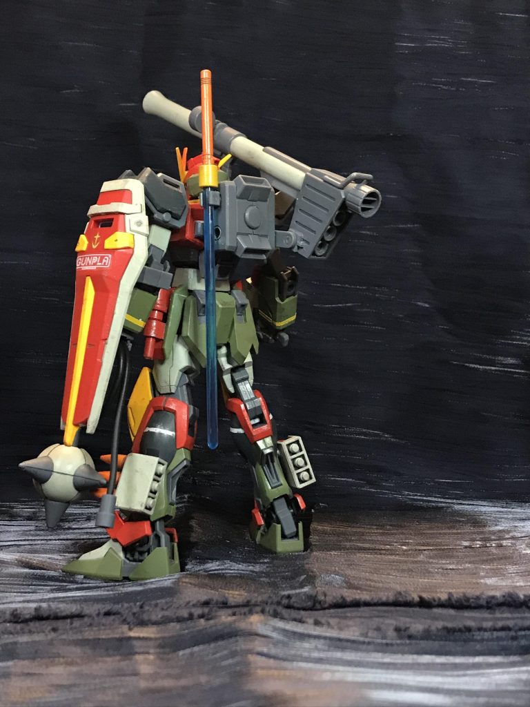 ヒートサーベル?はクリアランナーで。右肩バズーカと共存出来ないので一本のみで。背面資料が見当たらなかったので他キットの余剰パーツのバックパックを使いました。