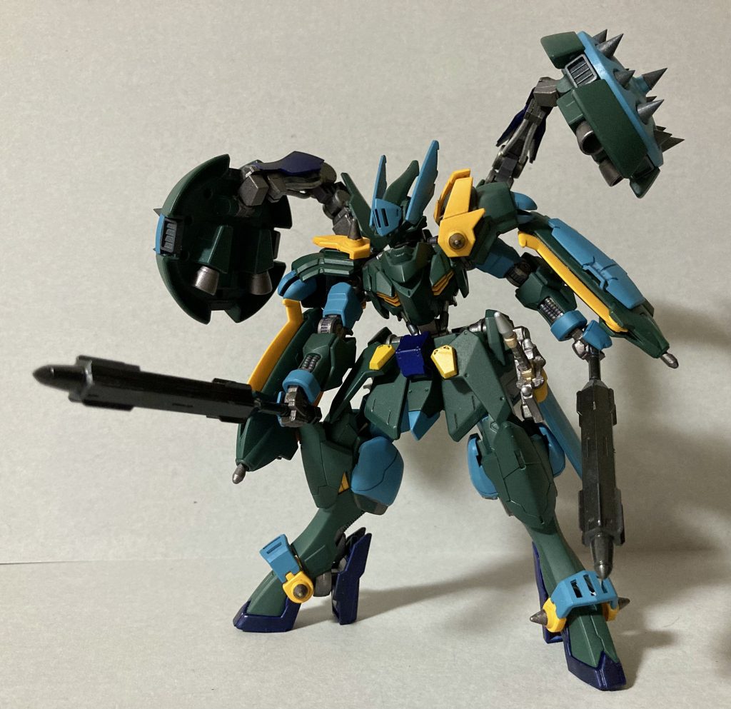 メイン武器はスマートメイス２振り。防御後のカウンターで相手を殴りつける。