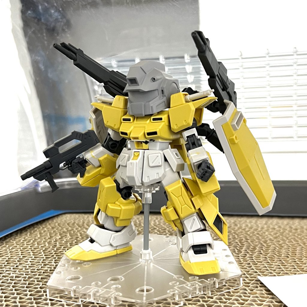 出力したままだと白いままで見えづらいので、頭部に一旦グレーサフを吹きました。武装はとくに短縮せずに取り付けました。