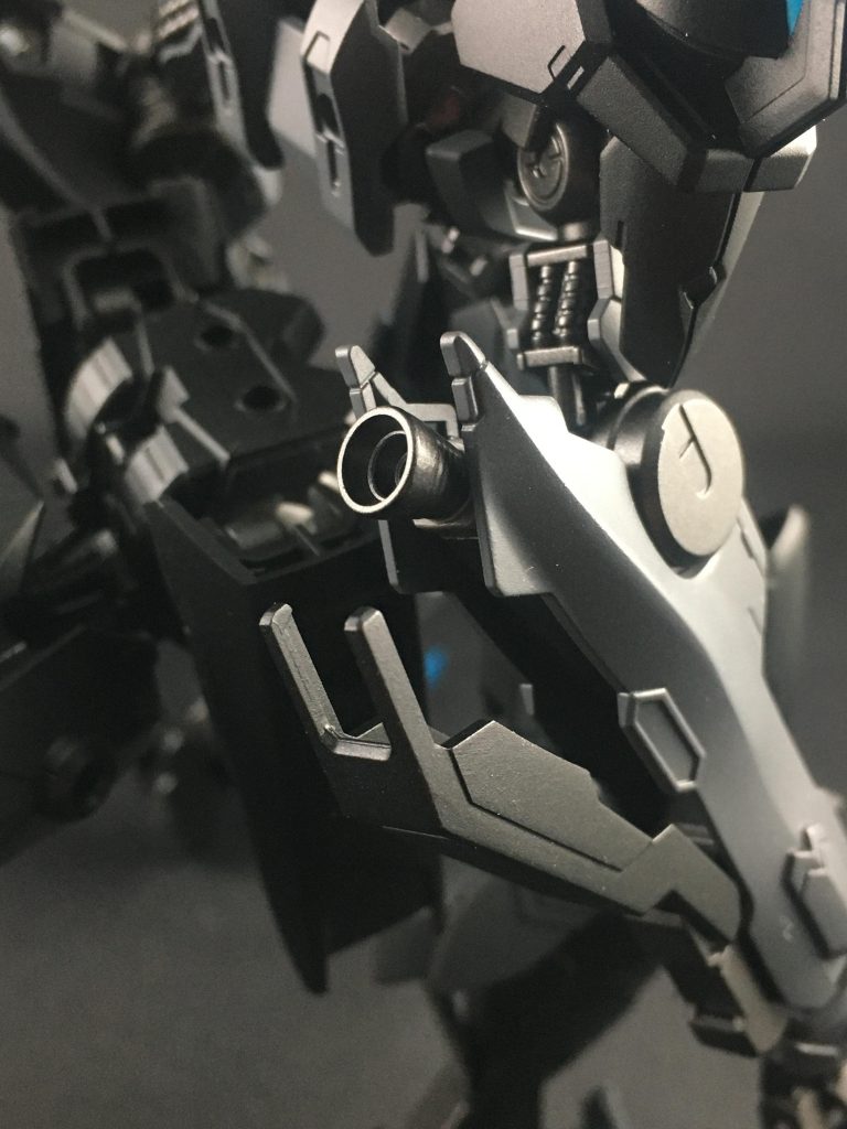 腕のサブアームも肉抜きだらけだったので、ここはポリキャップを動かすとブースターが展開するようにしました