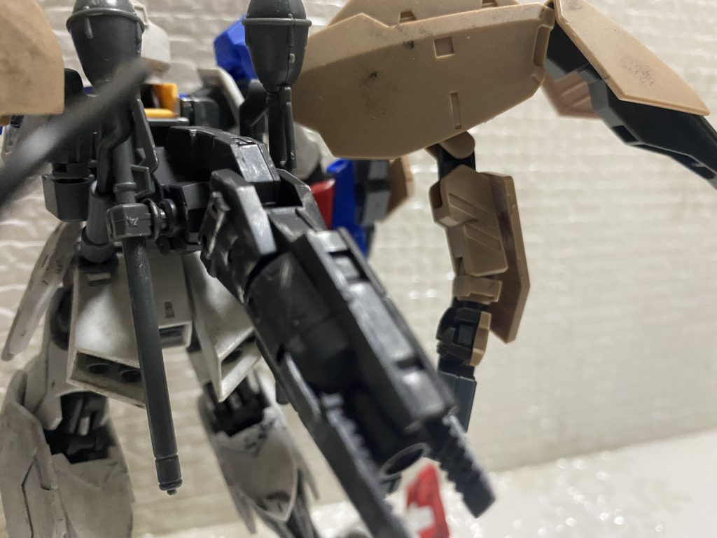 背後部には30mmのものを使用し緊急用にシュツルムフィストを装着