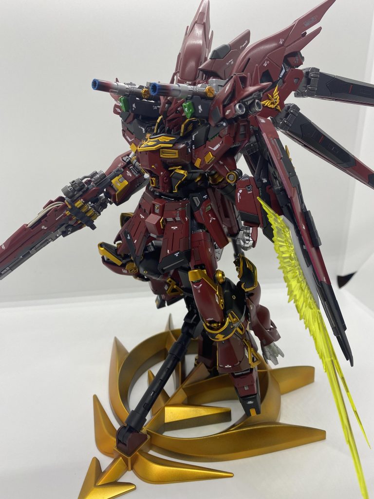 スタンド無いと自立がきついです・・・。シールド内蔵のビームアックスを展開。