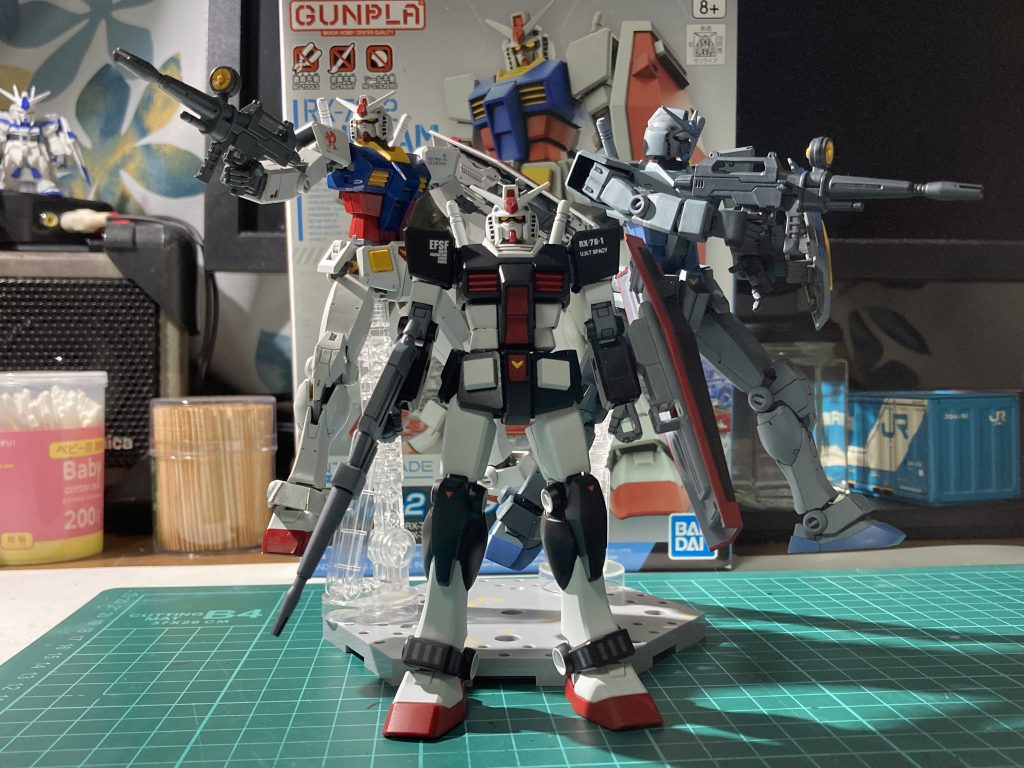 三兄弟揃って記念撮影。次男三男はビヨンドグローバル版です。長男が1番キット化に恵まれてませんが、アムロ乗ってないし仕方ありませんね。オリジンで少し魅せ場が出来たのは追い風でした。(カメラアイの形状変更とかでよりプロトタイプ感出ましたが、同時にこれじゃ無い感も笑)