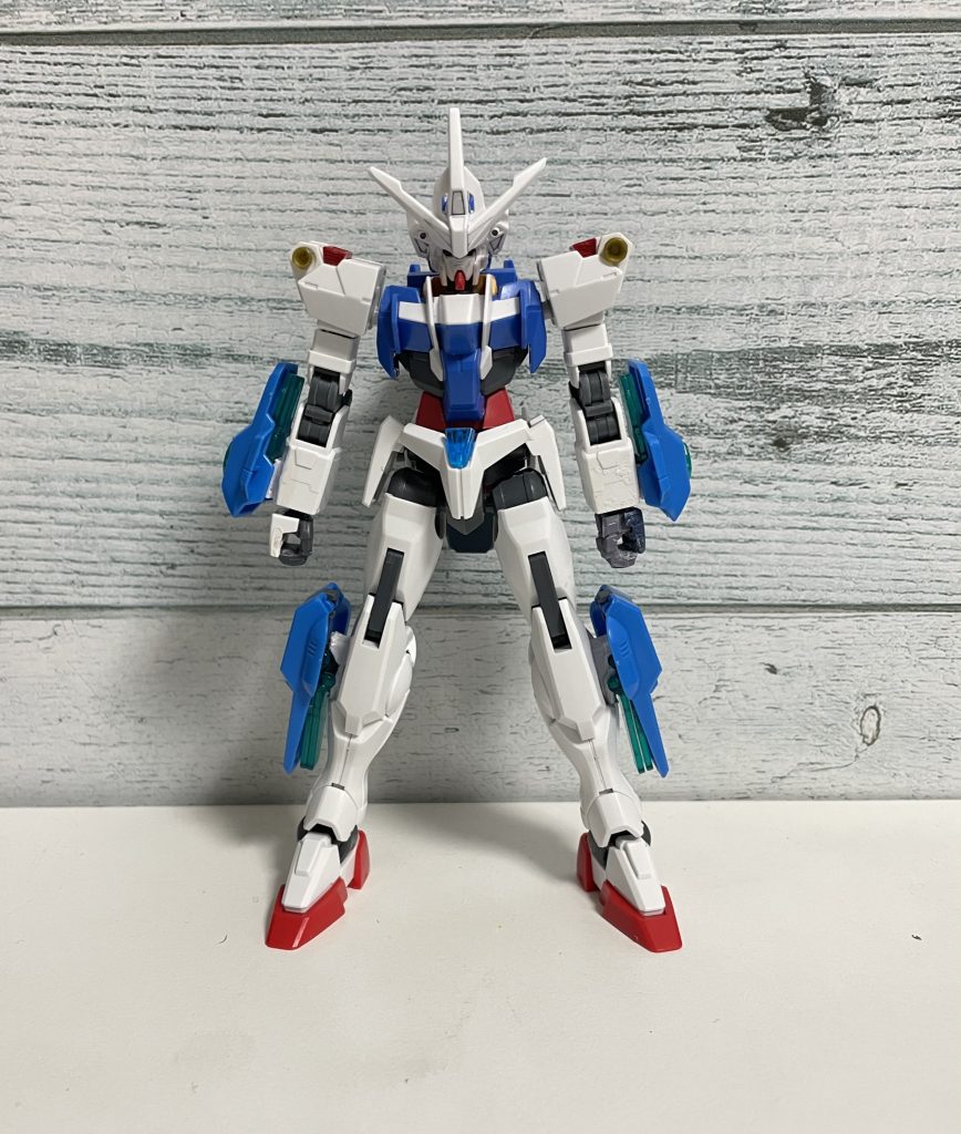 ビルドストライクの腕とダブルオーの脚に、ヘリオスのピンを取り付けることができました。