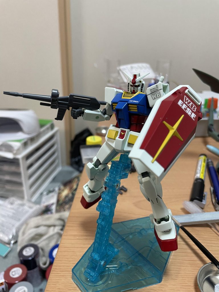 今回はワンポイントで左のショルダーアーマーに筋彫りを一本入れてラインデカール風にしてデカールと合わせてみました。