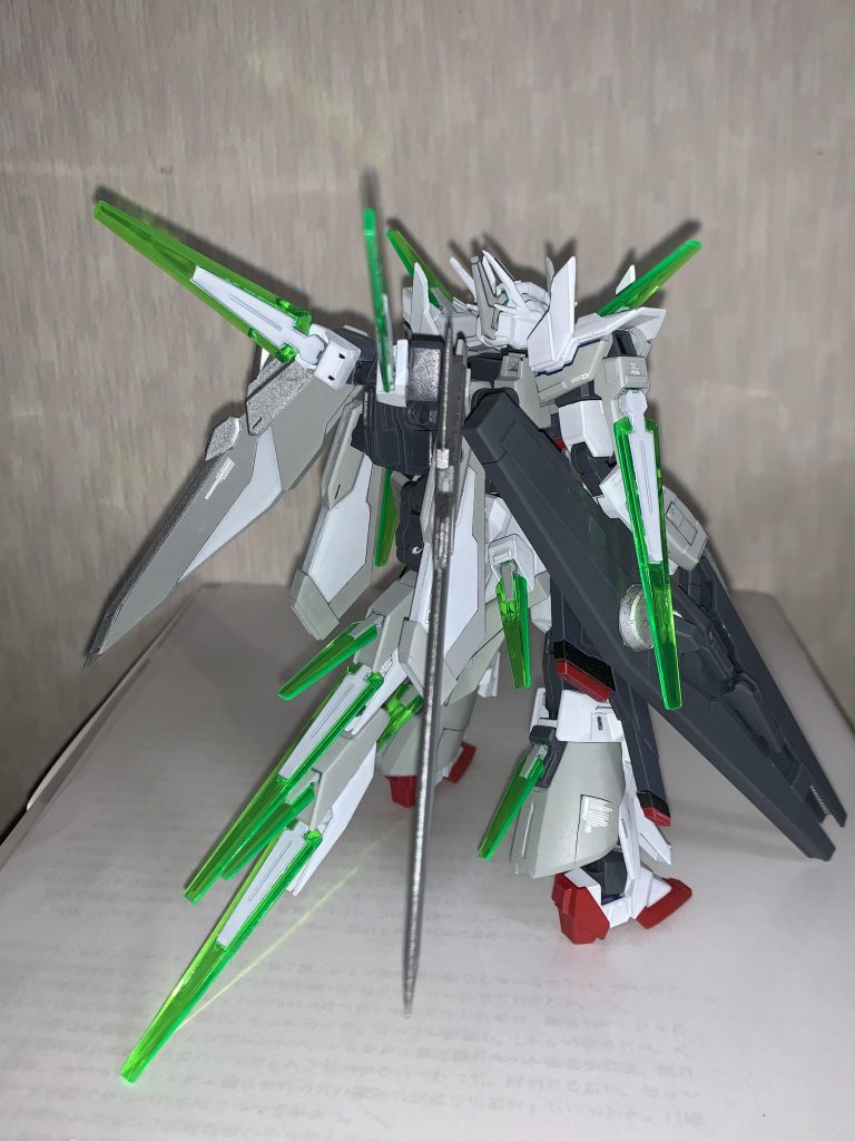 バックパックはコアファイターを切り、3ミリ穴を開けた上でポリキャップを埋め込みMSG、コアファイターのパーツをつけています。また、コアファイターのスラスターを流用し、ヴェイガン機の尻尾のように伸ばしています。