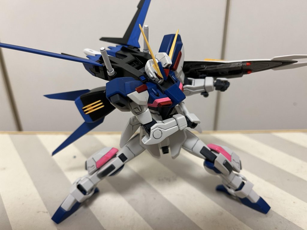 こちらは本体のサーベル。普通に右手で抜くならこういう感じかと。てか、アレ? 右腰のサーベルどっか行ってる!