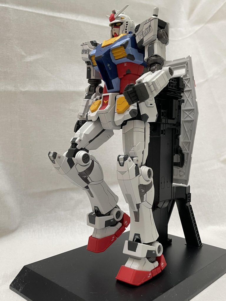 歩きだすシーンを再現しての一枚。実物大のガンダムが目の前で動くのを見た時は感動しました。