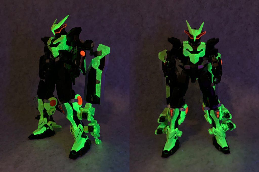アクリジョンの蛍光カラーで塗装しているため、ブラックライトを当てると光ります!筆のムラが激しいのが今後の課題です…使用キットはユーラヴェンガンダム、エクシアリペア、ロードアストレイダブルリベイクそしてアニマギアと30MMを一部使用しています。 また他のアーマーも思いついたら作成してみようと思います!
