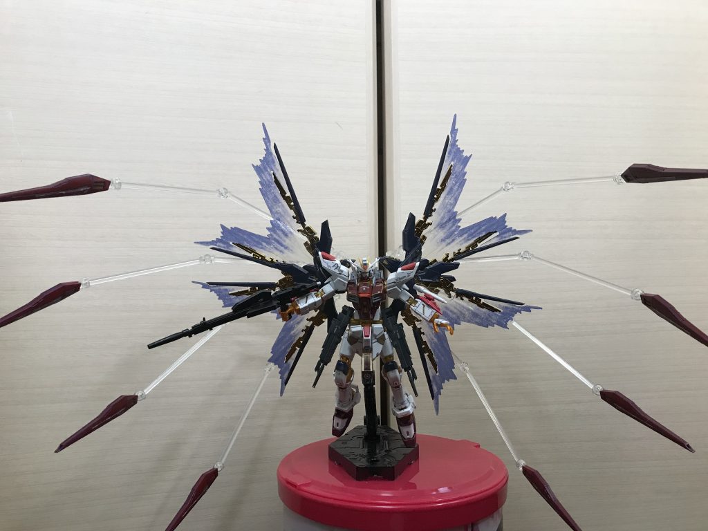 ドラグーン散開ポージング面積が広いので飾る時は場所を空けとかないと厳しそうです。翼のエフェクトパーツの配色は原作に近い色合いをしてます