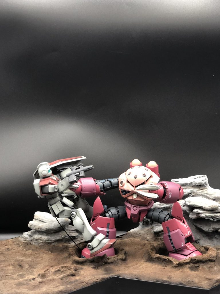 全体図です😊やはり、やられ役ジムに勝る者なし❗️です😊わき腹のパーツをプラ板で増築…クニャッとした感じを出したかったのですがもうちょいやり過ぎても良かったかなぁ…と💦💦腰のパーツをバラして足を開いた感じにする…加工をしました😓😓 