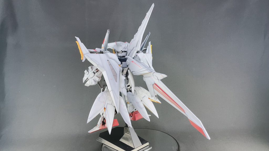 一部のアーマー類は、ランナーなどを接着して延長した後にシャープに削ったりしてあります。