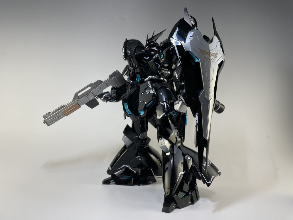 ガンダムデカールも使用。黒と金の組み合わせも有りだとは思うのですが、少し大人しめに黒と銀の組み合わせにしました。