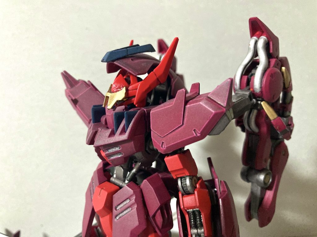 ③.頭部のフードを展開。頭部の追加(金色)はアースリィガンダムのアンテナ部分を切り落としたものです。