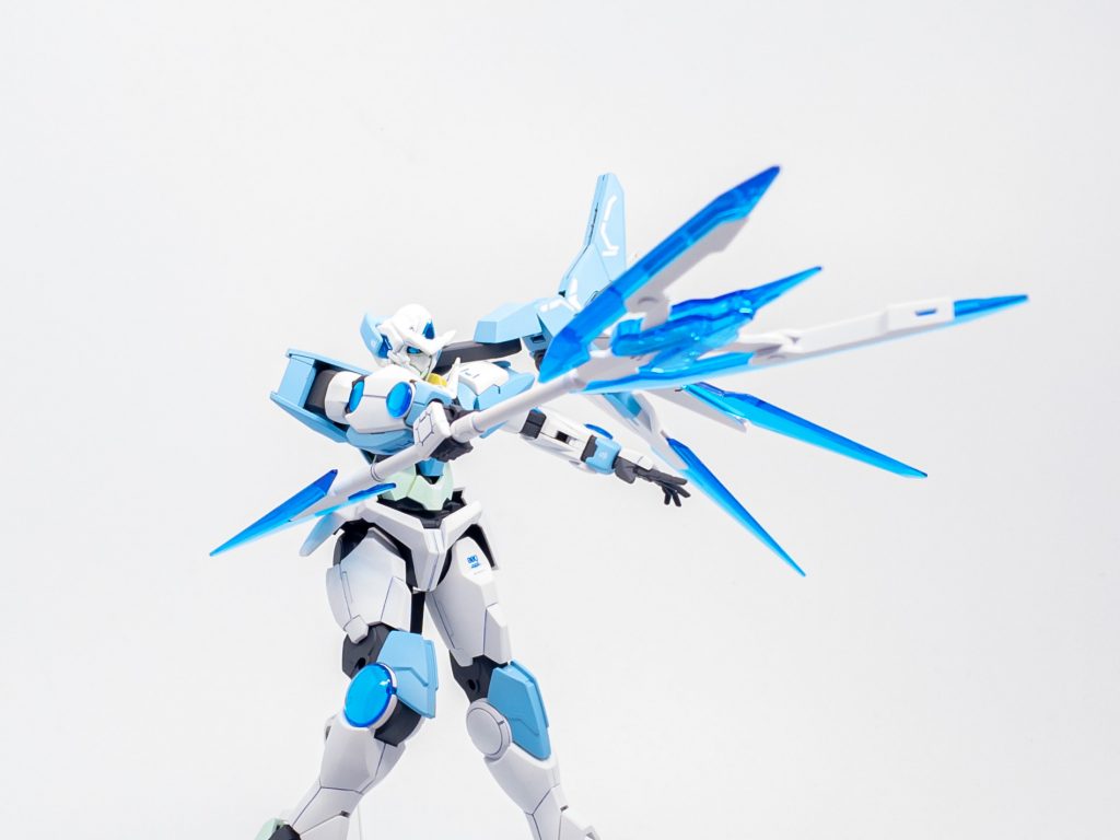 先端の実体刃による斬撃のほか、刃を展開し粒子ビームの発射、トランザム時はライザーソードの発動も可能である。