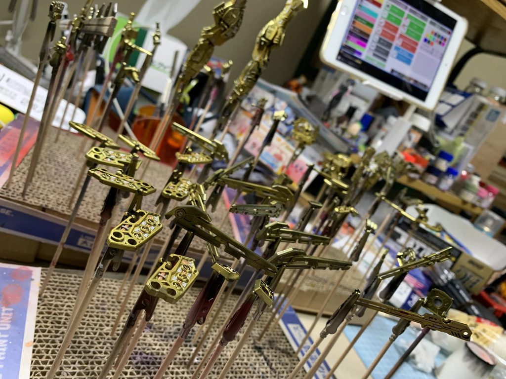 内部フレームはガイアノーツさんの122番スターブライトゴールドに少しだけクリアイエローを調色しました。また、エナメル塗料での部分塗装もしています。