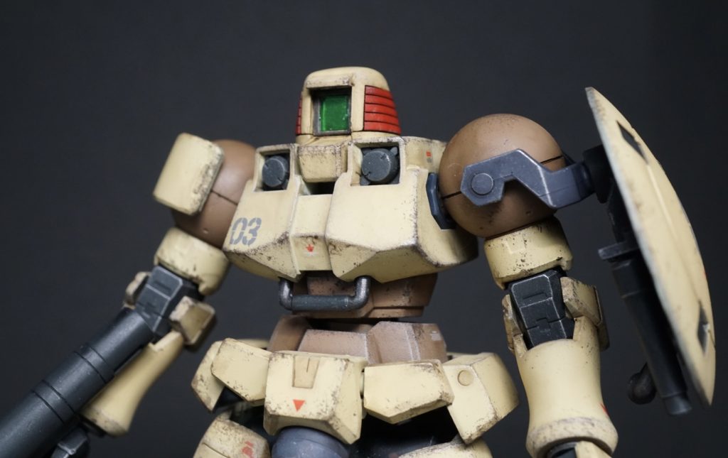 リーオーNPDに入っているカメラアイのクリアパーツは無色なので、裏にシルバーを塗り、グリーンスタッフワールドのキャンディインクをエアブラシで吹いてクリアグリーンにしています。凹みに差し込むときにピンセットで押し込もうとして傷をつけてしまいました…。