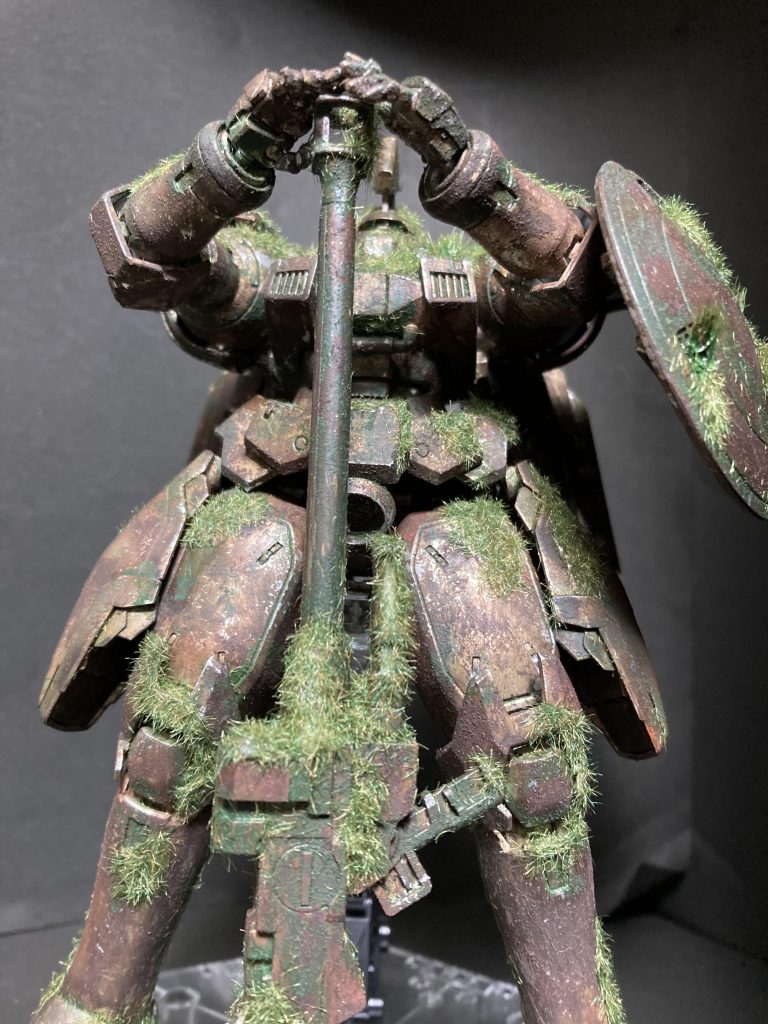 1000年経って機体が錆びてそこに苔や草が生えている状況を想定して塗装しました。