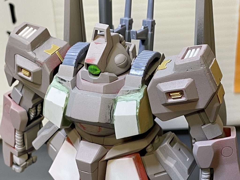 HGUCのスケールで、細かなディテールアップは、楽しい半分・苦行半分ですよ。頭部は少しでもアゴを引きたくて、無理矢理後頭部に隙間を作ったので、隙間を隠すためのディテール追加しました。あまり写真に出てこないですね…左右の腰には、MarkIIのパーツを取付けました。MarkIIリスペクト…。アナハイムと地球連合で技術的に相反するところ、武装の互換性に着目して、ビームライフル、マガジンなどの懸架が可能になりました的な感じですよ。
