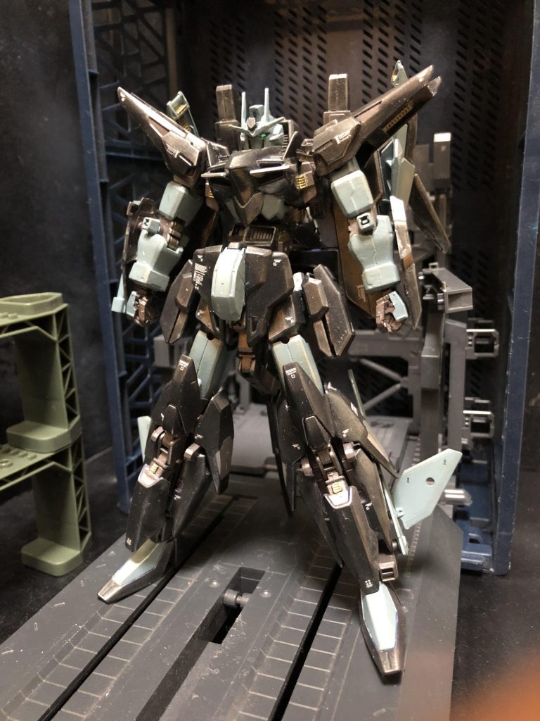 室長「ヒロトくんのコアガンダムⅡは、今すべてのアーマーを失ってる状態だ。しかもカザミくんのイージスナイトもかなり疲弊している。その状況であのゼルトザームプロヴィデンスと対峙するのは難しいだろう。」ヒロト「.....わかった。だが室長はどうする?」室長「私もテルティウム−Σでいく。」カザミ「室長も....!?どういう事だよ!?」室長「このテルティウム−Σは複座式なんだ。」カザミ「2人で動かすって事かよ!?」ヒロト「室長。機体について分からない事が多い。先ずはこの、テルティウム-Σの事を教えてくれ。」室長「よっしゃ!ほな機体の解説いくでー!」カザミ「いつもの解説かよ!?」