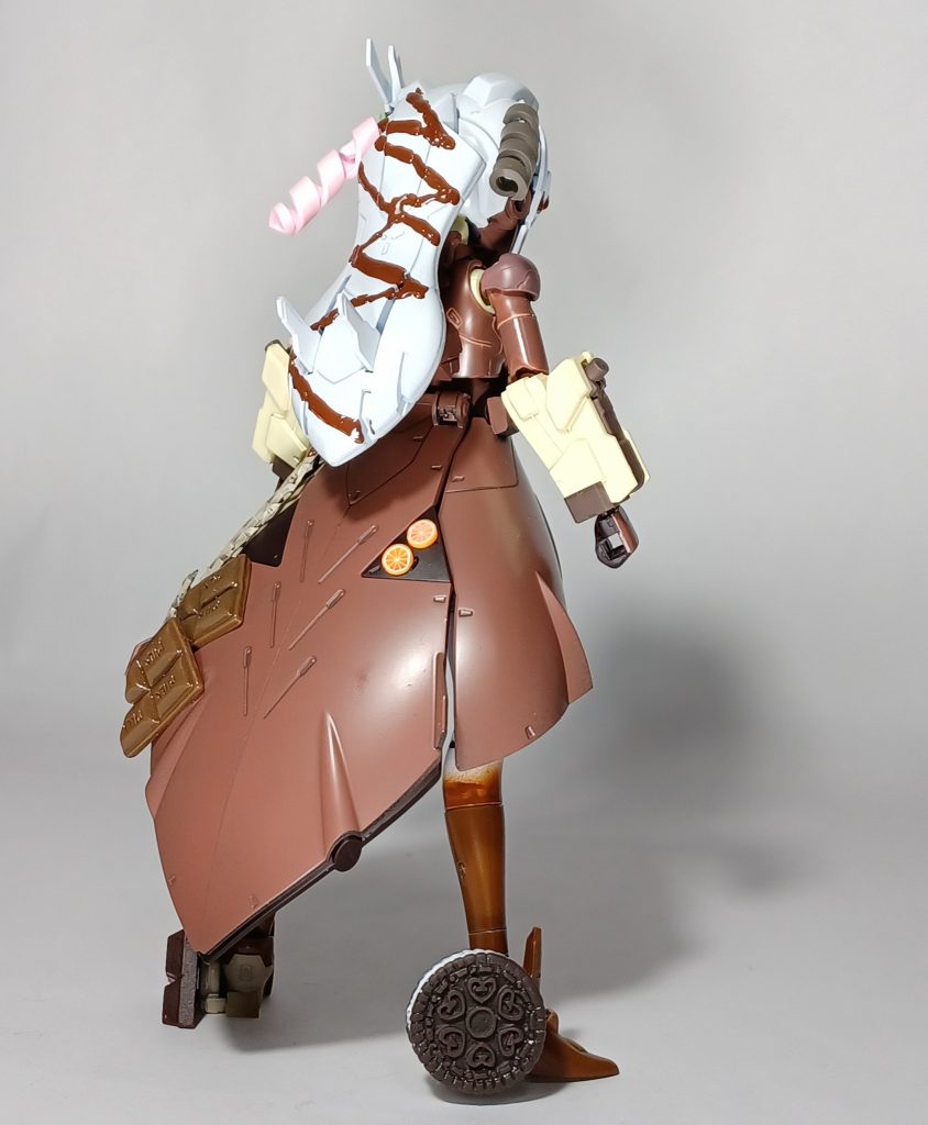 本体【武装無しバージョン】様々なチョコレートパフェを参考に如何に美味しそうに出来るのか…試行錯誤しながら飾り付けをしてみました。レギンスの3層塗り分けはパフェの容器の中のクリームやムースの層を。スカートはチョコレートケーキやチョコウエハース、オレンジピールを載せたブラウニーを。……などなど色々なチョコレートスイーツを模したデザインに仕上げました。