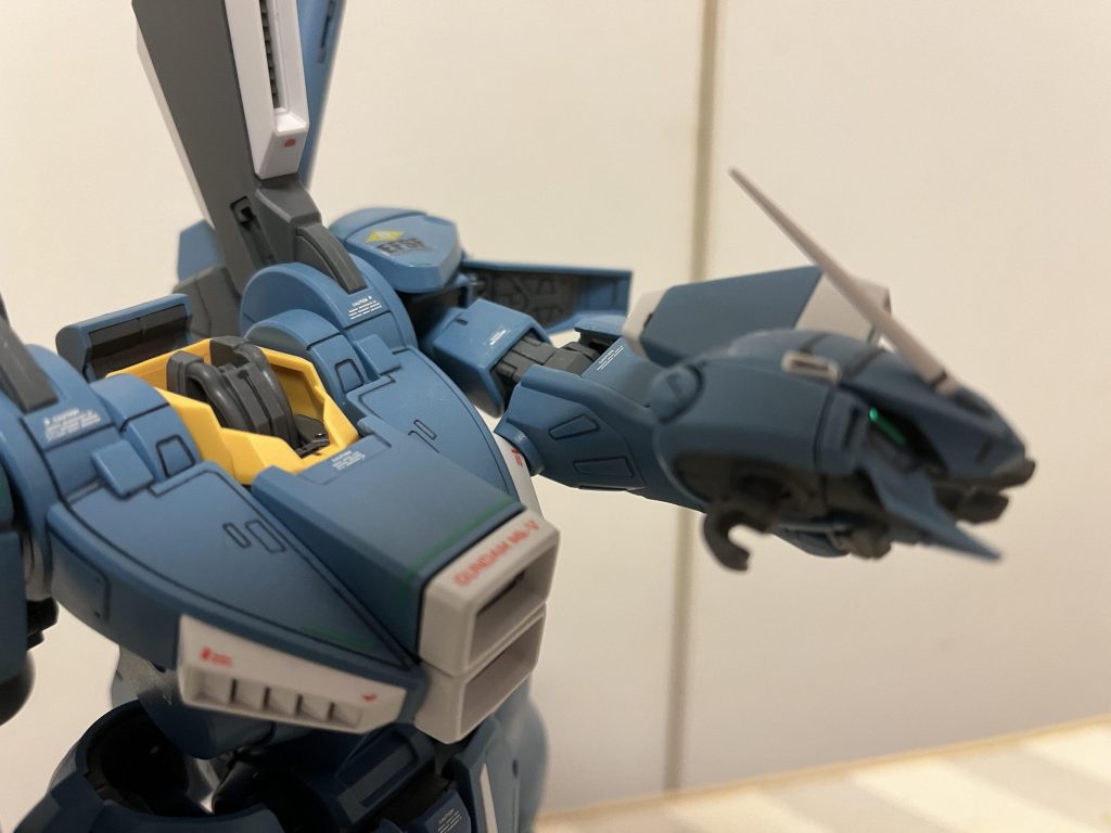 と、いうことで終わりです。最後にどうでもいい話。どうやっても頭部の軸が取り付けられません。なので今回は軸の向きを変えて、なんちゃってで頭を乗っけてたんですけど。説明書だと上からキッチリはめこんでから、手前に90°倒すようになってるんですが、はめて90°倒そうとすると、パーツが割れそうになりますw  つまりはめ込みが足りないんだと思うのですが、うまくいかないんですよねー。何かコツとかあるのかしら? 誰か優しい方がいれば教えて欲しいですwそれじゃあ。。