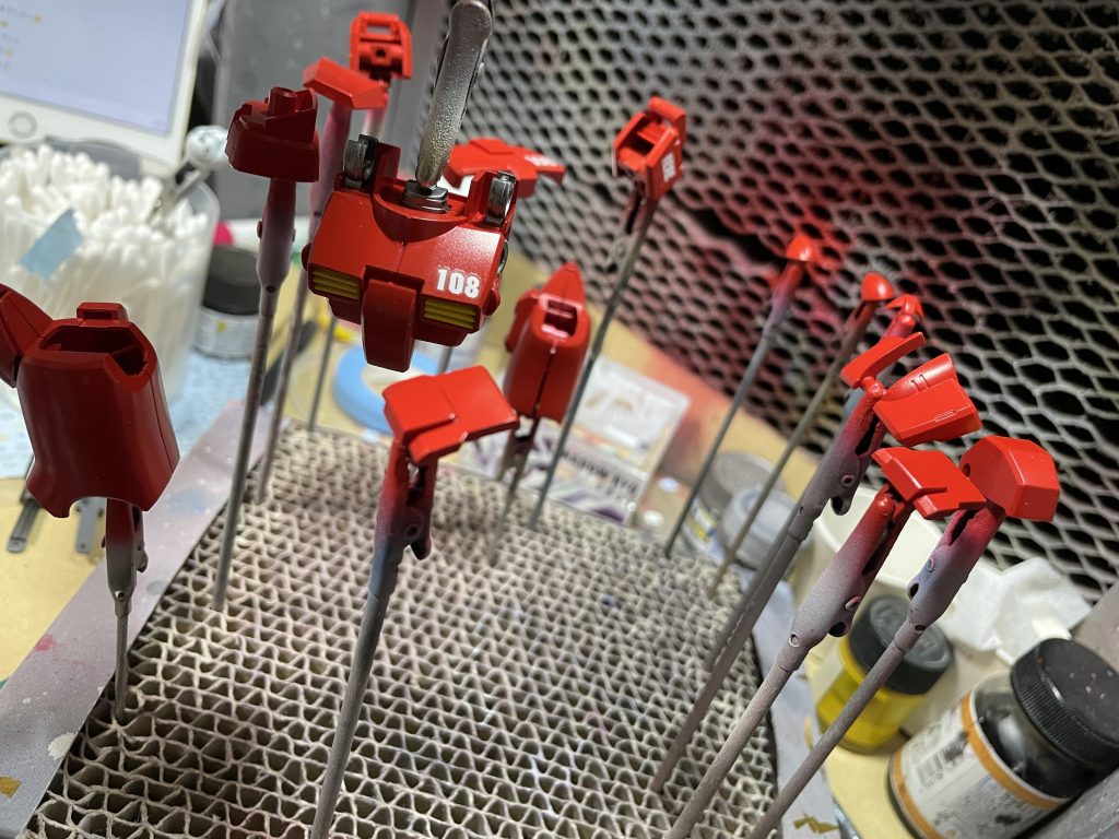 最初はベタ塗りしてましたが、クレオス さんのウェザリングカラーでウォッシング、ガイアノーツさんのギルディングワックスシルバーでドライブラシを施して完成。