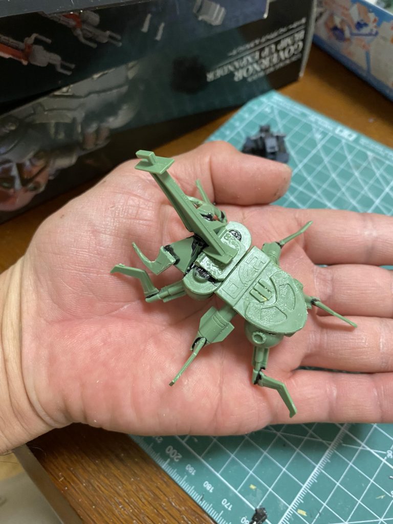 深く考えずに手を動かし適当に瞬着パテで接着してたら、上の写真から1時間ほどで謎の昆虫が誕生してしまう。そしてついでに名前も思いつく。トクワンってタイワンとかパラワンに似てね?って事でトクワンビグロオオカブトと命名