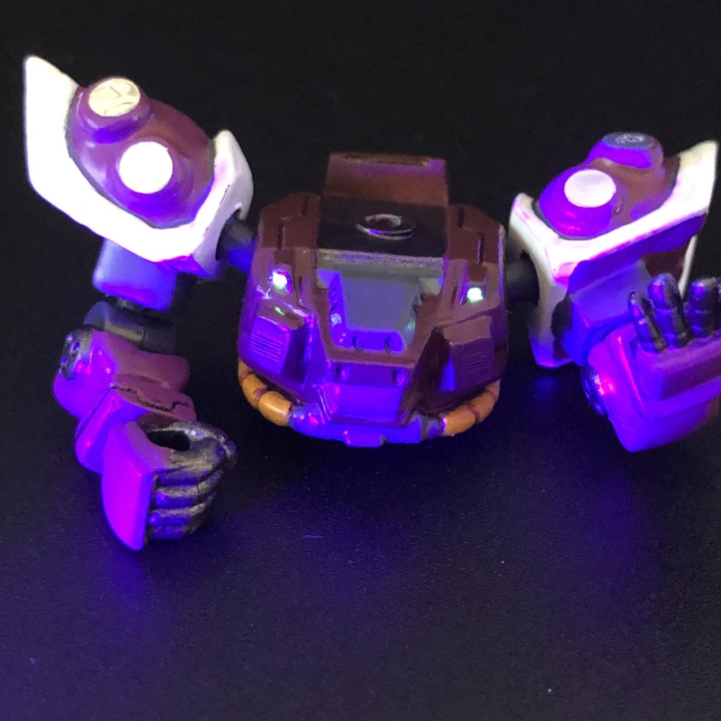 胸のセンサー部はUVライトで光ります。