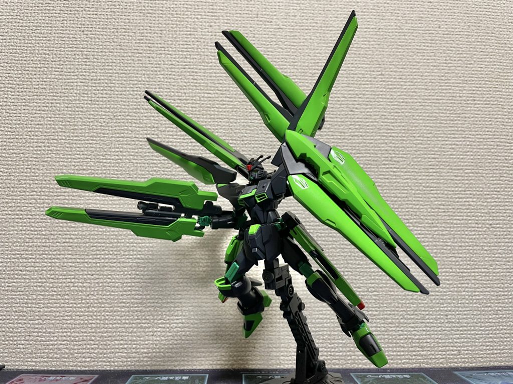 飛翔するヴェルデショック。バラエーナプラズマ収束ビーム砲は二連装の手持ちライフルとなっているため、でかいです。