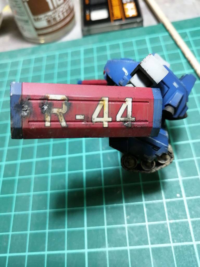 久しぶりにガンプラを触って、ガンプラの勘所を押さえておきたい…なんて気軽な気持ちで制作を始めたら、結局切った・貼った・盛ったのいつもの制作スタイルになってしまいました。でも、ガンタンクR-44は初版が出た頃に買って作っていて、それに近いロトをミキシングの素材にしたことにより、ガンプラの進化を指先で感じ取れたのでとても楽しい制作になりました。詳細な制作内容などはYoutubeの動画で上げているので、もしよかったら見てやってください。閲覧していただきありがとうございました。