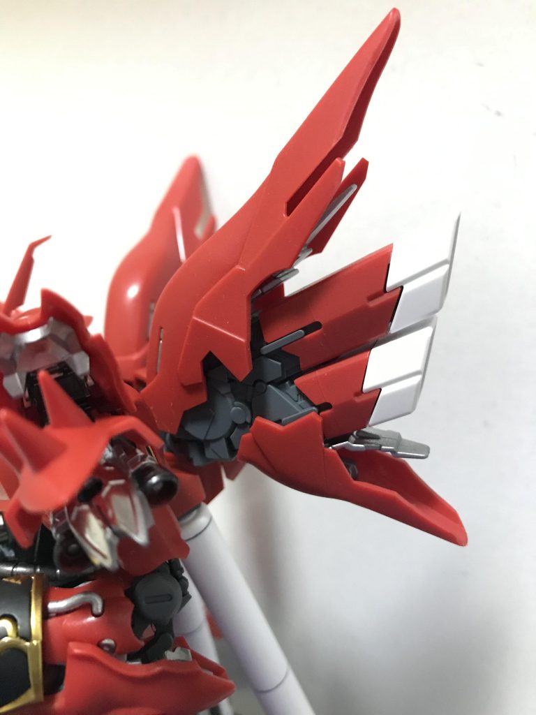 スラスターは上下に大きく広がり中央を迫り出すことでかなりの迫力に