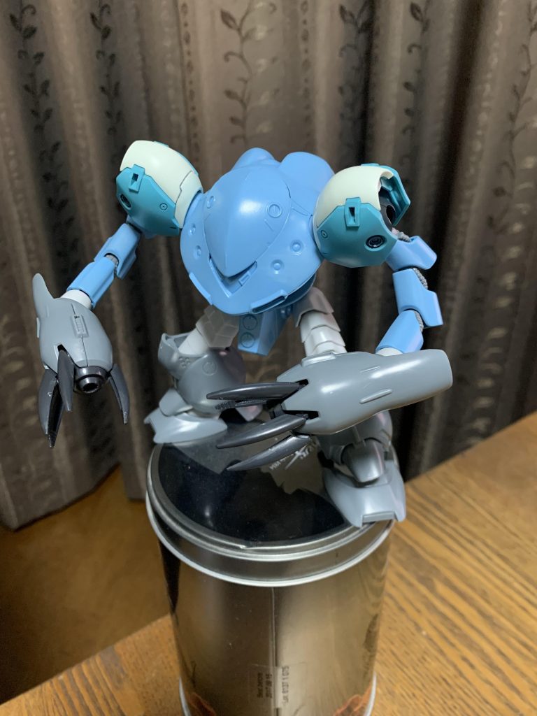 ハイゴッグをベースに足はまんまズゴッグEに交換。腕も、ハイゴッグの節を一つ減らして短くしてズゴッグEの手を移植。肩はとにかく小さくしたくて、ジャンクの山からガッデスの肩に変えてみました。 形状も分割具合もかなり好き。一番のお気に入りポイントです!