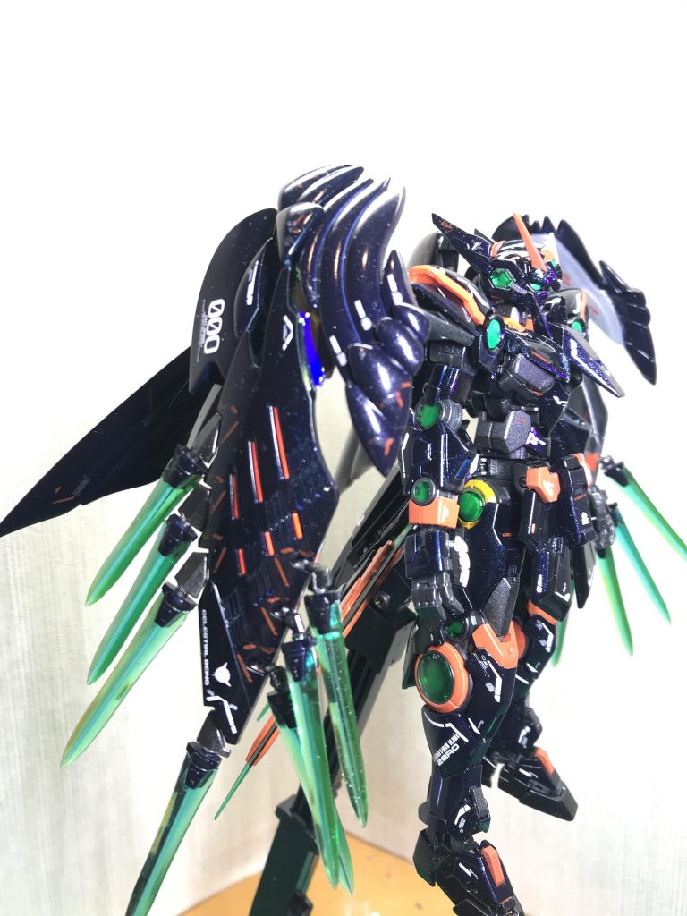 両肩のウイングバインダーはGNファングコンテナとしてだけではなくGNフィールド発生装置も内蔵しており、防御面でもシールドの役割も果たしている。羽根を全開放する事によりGN粒子を大量に放出しGNステルスフィールドを展開でき、半径25km程度のジャミングや通信障害を発生させることが出来る。