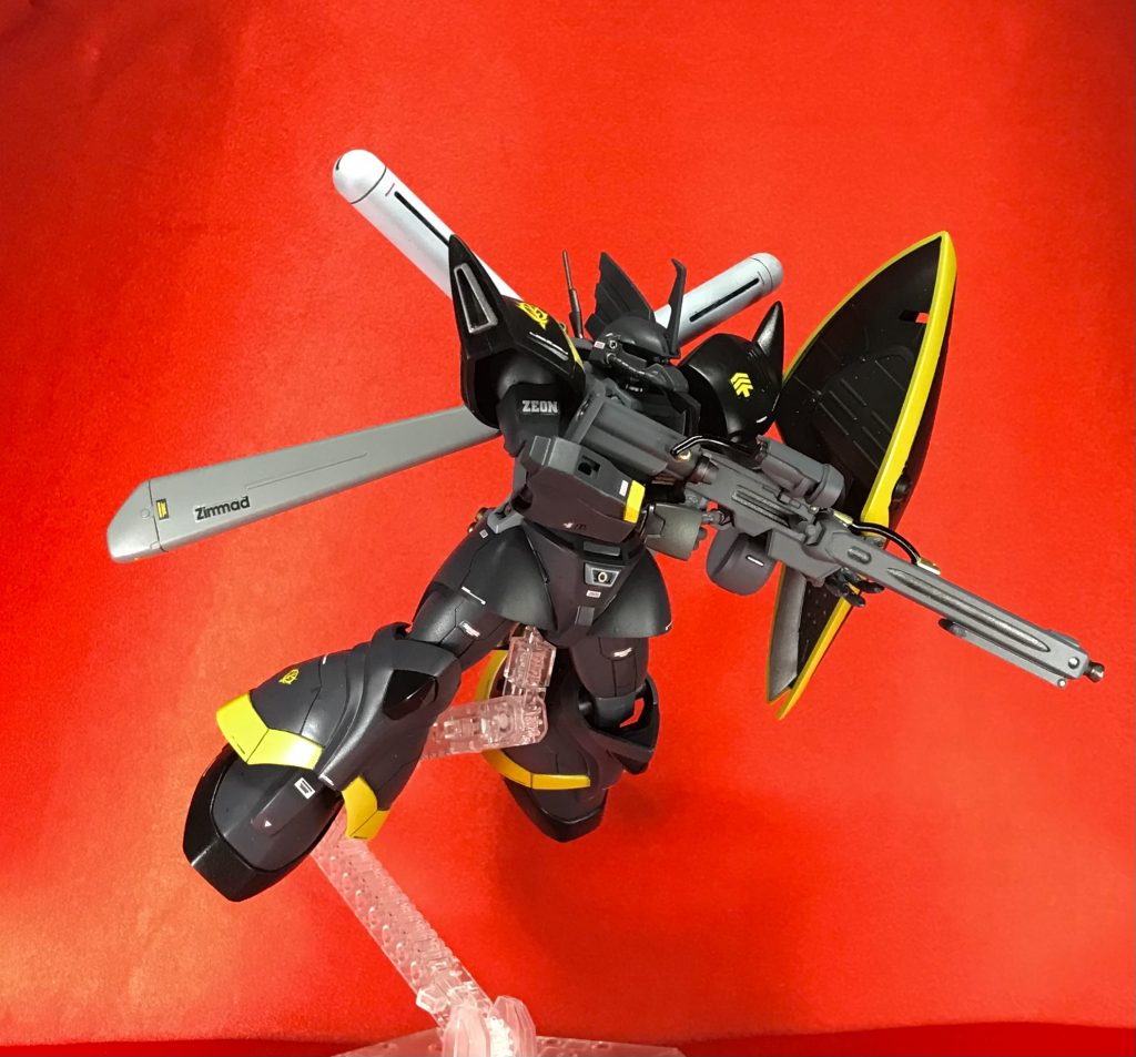 ゲルググの事を調べていたら、本体はジオニック社でスラスター類がツィマッド社、そして武器がMIP社と、それぞれの企業で共同開発した、いわばジオンの集大成となるMSとゆう事だったのでめでたく一体の中でジオニック社とツィマッド社のロゴデカールが収まるとゆう夢のコラボが実現しました笑 ただ、ゲルググマリーネはどうなのかは分からんです💧あくまでもウチのゲルググマリーネはそうゆう事にしておきましょう😅