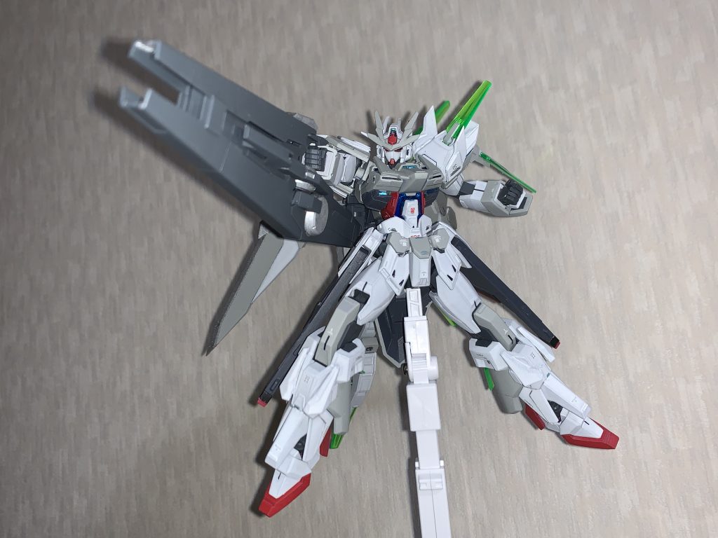 メイン武装はダイダルバズーカ。アクセントに銀を入れています。