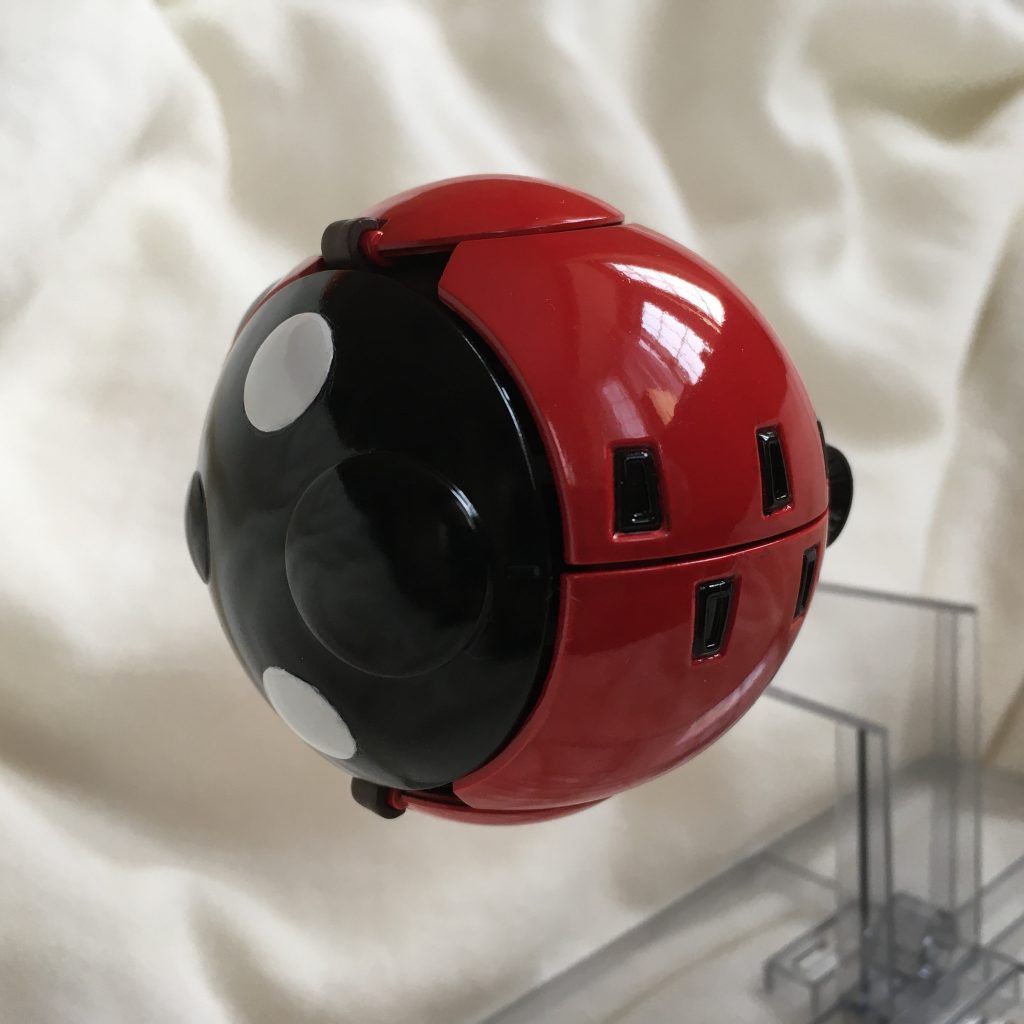 本体装甲はクリア仕上手足は収納しているらしい