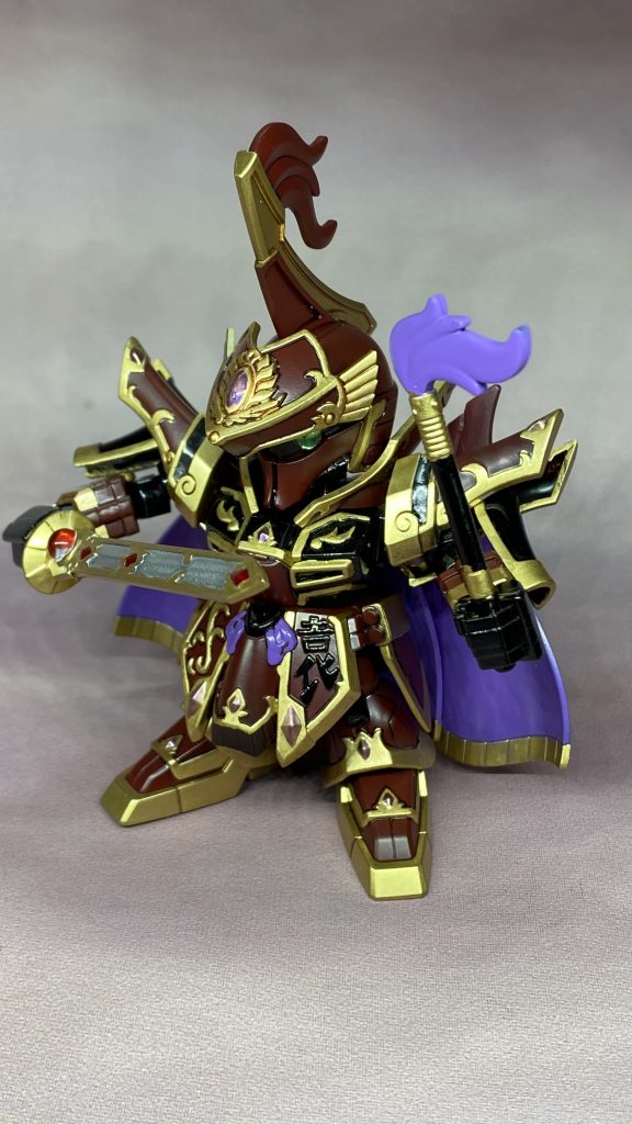 あとモノアイと剣に携帯電話用のデコレーションジュエルを接着してます。モノアイは裏面にマスキングテープを貼り位置を変えれるようにしました。塗装は下地にガイアカラーのアルティメットブラックを使い、ガイアカラーのローズディープレッドを使用。あとは広い面はマスキング、細かい部分は筆塗りでちまちま塗装しました。金色はGXレッドゴールドになります。