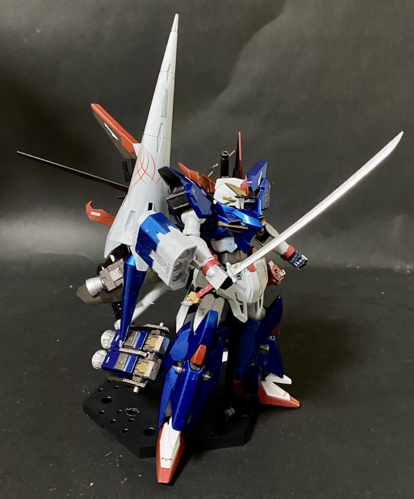 バックパックにエールストライカーを装備して、下翼部分に30mmのウイングとバーニアを増設し中央翼に食パンを閉じているプラスチックを切り貼りしました。