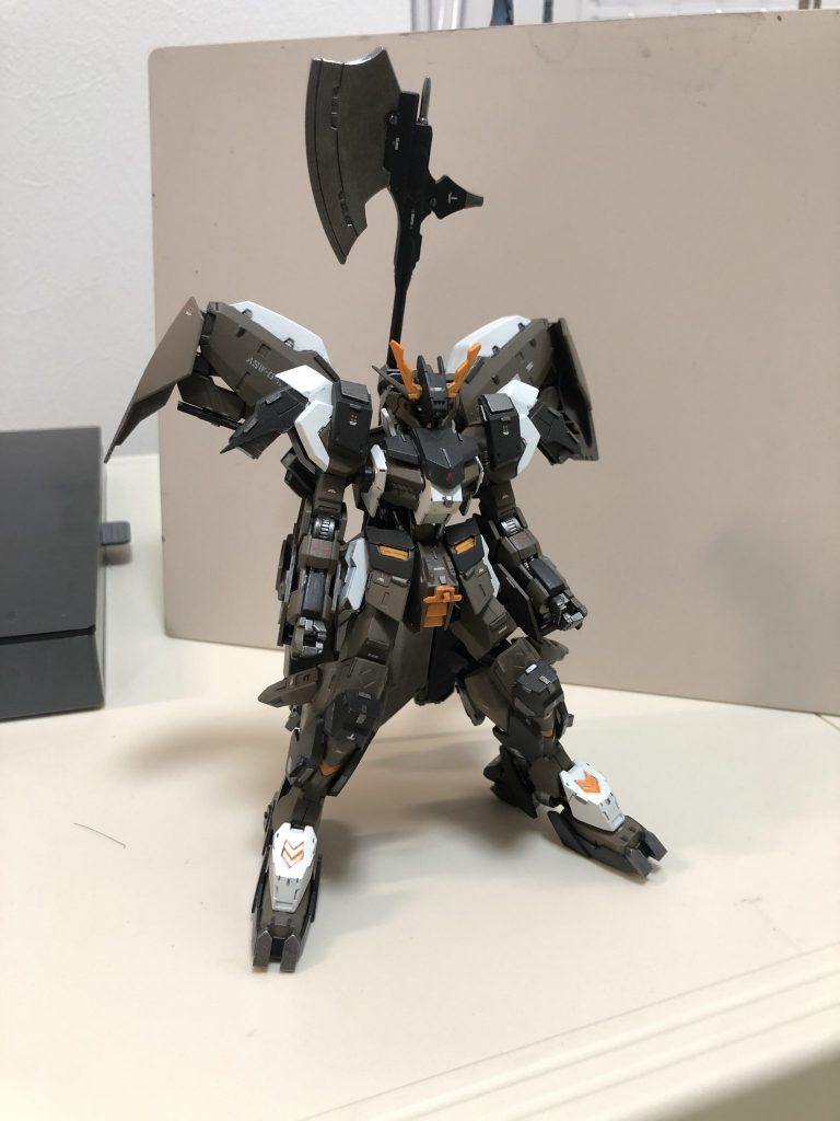 今回も新水性ホビーカラーで塗装、クサカベの油絵具で墨入れとプレミアムトップコートで仕上げました。フレーム、バーニア、各銀チップ部etc...H8シルバー+H38赤鉄色シリンダー部...H8シルバー肩、脚部白部分...H21グランプリホワイトアンテナ、オレンジ部分...H24オレンジイエロー装甲明るい焦茶部...H21グランプリホワイト+H24オレンジイエロー+H32ダークグレー(フィールドグレーI)+H34クリームイエロー+H37ウッドブラウン+H47レッドブラウン+H53ニュートラルグレー+H72ダークアース+H81カーキ+H84マホガニー...①装甲暗め焦茶部...上記①よりH21を抜き、H84を更に多めに調色。墨入れクサカベはマルスブラックとチタニウムホワイトをマルスブラック多めで調色。