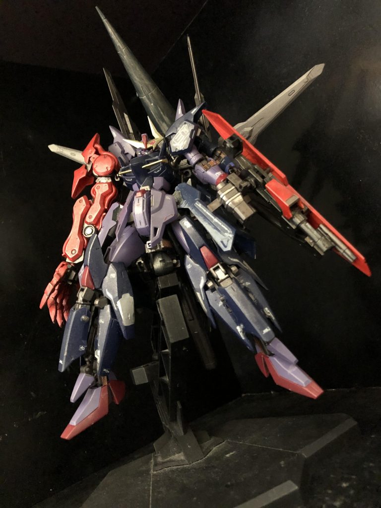 oyz「フフフ....。あの3機を相手に全くの無傷とはね...。少々君達を侮っていたかな...?」カザミ「やっぱり来たかよ室長!!」ヒロト「やはり....ゼルトザーム...。プロヴィデンスユニット装備....!」カザミ「パッと見、前回と大差ないんじゃねーか!?」oyz「フフフ、はたしてどうかな?ならば試してみるがイイさ。」カザミ「言われなくてもよおー!」ヒロト「待て!カザミ!!」カザミ「なんだよヒロト!?」ヒロト「むやみに突っ込むな。何か様子がおかしい。」カザミ「だからといって、ドラグーン持ちの相手に遠距離戦は分が悪いぜ。」ヒロト「....こちらの機体の情報は全て室長は知っている。その上で先の3機が前回と同じだったという事は.....。あの機体、ゼルトザームには何かある。」oyz「フフ、来ないのかな?ではこちらから行かせて貰おう。」カザミ「おいおい攻撃が来るぜー!?」oyz「先ずは挨拶代わりさ。」ヒロト「避けろ、カザミ!!」カザミ「うおおー!?」