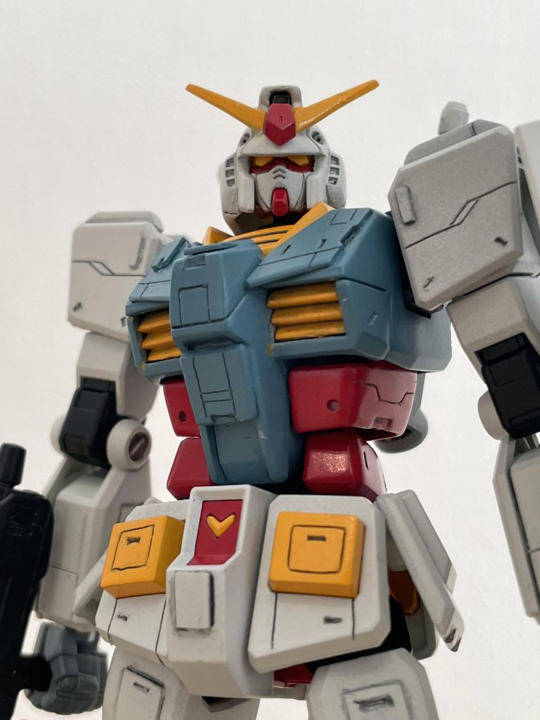 胸の黄色いダクトパーツを、胸の造形中に接着してしまって分割出来なくなったのでマスキングで塗り分けだけど、やっぱり下手くそですね〜。