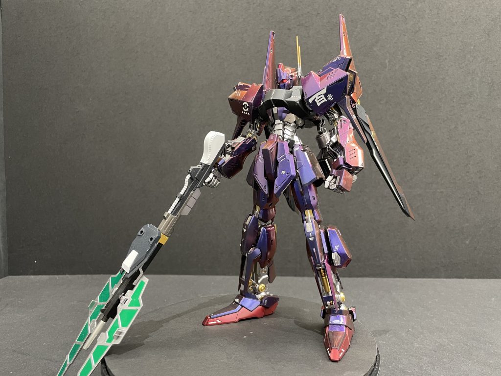 元々がプラモデルである設定の機体ですが、フィクションとはいえ誰か他人のモデラーと同じものを作ってもつまらないなと思って、こんなカラーにしてみました。