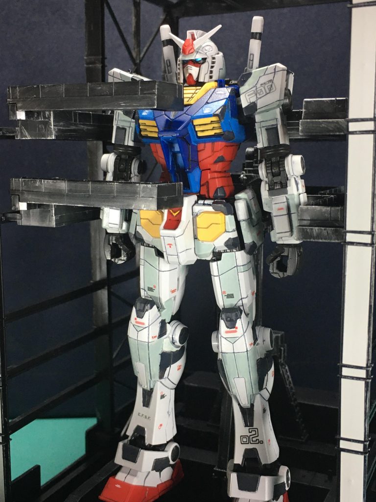 塗装は全てガンダムマーカーです。現地に足を運んだ方はご存知かもしれませんが、横浜ガンダムのツインアイの発光色は黄色以外にも、演出によっては緑や青に発光することがあります。悩みましたが今回は青で塗装してます。 また今回はガンダムマーカーのMSVカラーセットも導入。ライトブルー(ガンダムベース限定品のグフ・フライトタイプに対応している色)が本体色の塗り分けにマッチしてました。 1/144とは思えないほどの高解像度のキットなので、スジ彫りは彫り直し、塗り分けに備えました。グレー=ガンダムマーカー MSVダークグレーグレー2=同グレー本体ライトグレー=同MSVライトブルーライトブルー=同ライトブルー青=同メタブルー黒=同ブラック実際の機体やパンフレットでの写真を見ると結構たくさんマーキングが施されていましたが、すべて再現するのは無理ですし情報量が多くて目が疲れるので、流石に減らしました。マーカーの塗装面にデカールも貼りたかったので、本体の塗装終了後に光沢クリア―を吹いて塗膜を保護。デカールを貼ってからつや消しを吹いています。