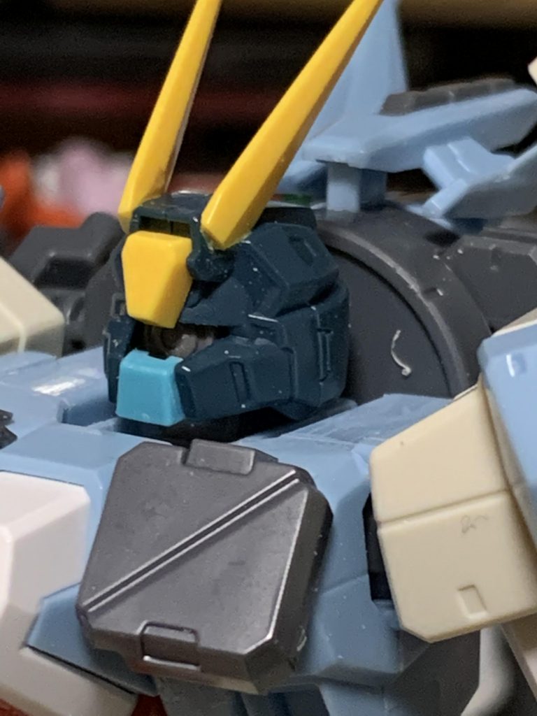 頭部はセラヴィⅡをベースにグレイズの頭の中身をカットしてはめています。マスク部分は何かのパーツを加工して使っいます。