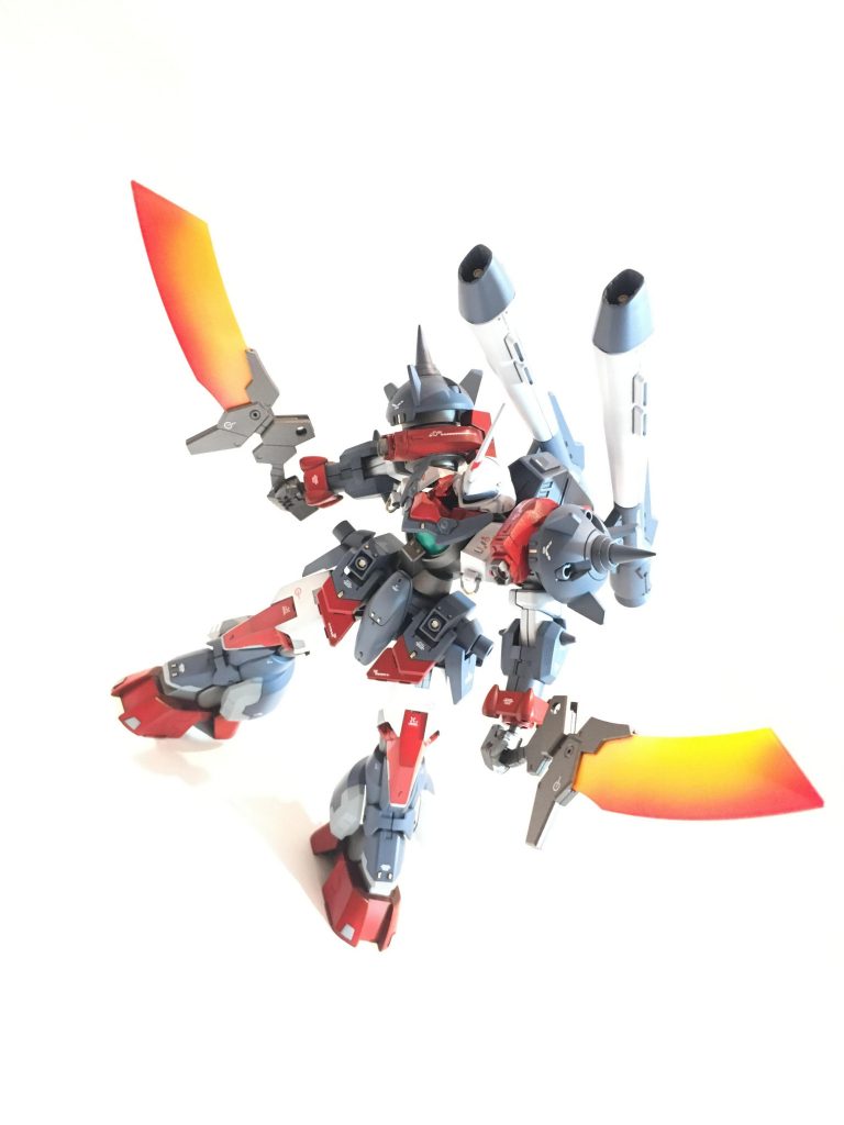 ヒートサーベルを両手に持って構えるの図。結局このポーズが一番似合う気がします。ヒートサーベルはグラデーション塗装しています。