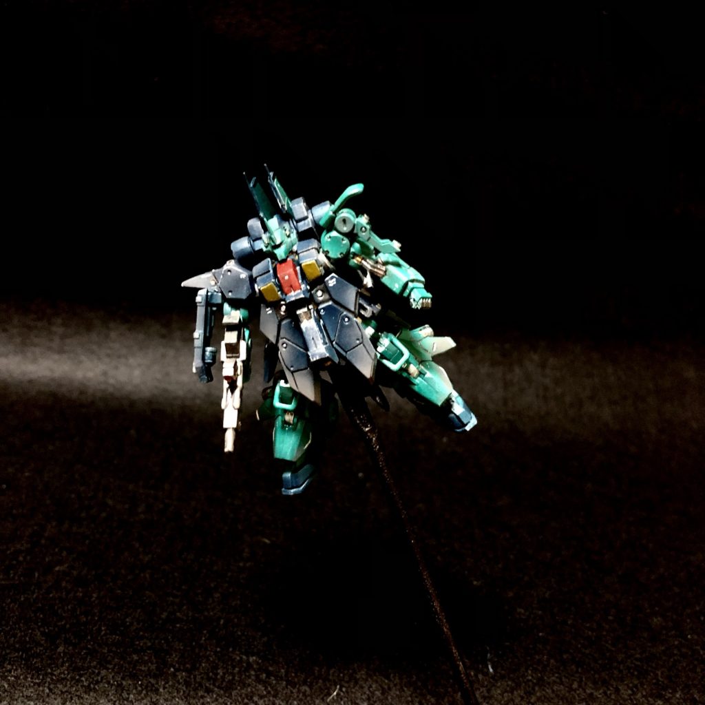 「ハヤト!シャトルを打ち出せ!敵のガルダは俺が沈める!!」