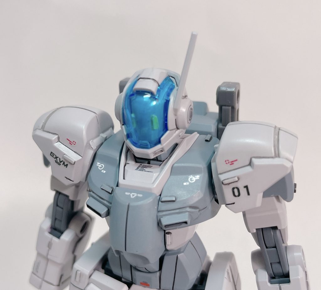 また首元には「GUNDAM」の文字が…助手くん、実はガンダムに憧れている…??