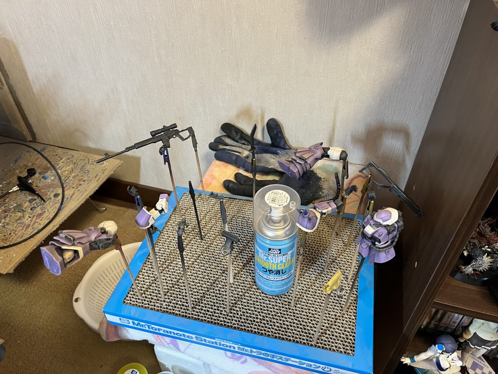 乾燥中の様子つや消しはスーパースムースクリアー、ウェザリングはガンダムマーカーのリアルタッチマーカー、ウェザリングマスターを使用してます。